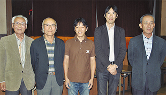 （写真左から）坂井会長、準優勝の西本さん、優勝した高橋さん、３位の石井さん、高部治男競技委員長