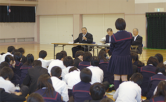 中学生の意見や質問に坂本町長が直接回答