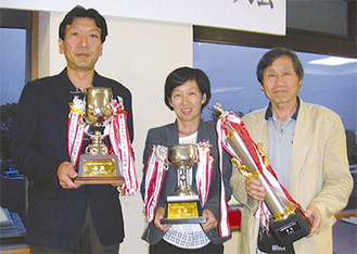 （写真左から）優勝した豊田さん、佐々木さん、一安さん