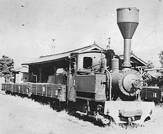 当時の機関車と貨車