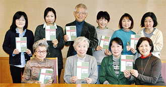 観光ガイド冊子「Ｗａｌｋ　ａｒｏｕｎｄ　Ｏｉｓｏ」を手にするＫＥＮＥＣの会員たち。後列左から３番目が永山さん