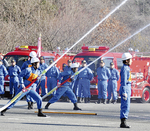 訓練の成果を披露する中井町消防団