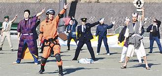 「恋チュン」ダンスを踊る二宮町消防団員や消防署員ら