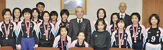尾上町長（写真中央）を表敬訪問した中井ジュニアの選手たちと菊池監督（左から５番目）。右から３番目は柳萬教育長