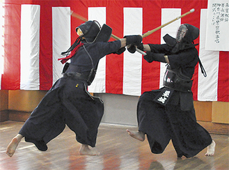 剣道の勝ち抜き試合を披露する選手