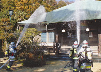 放水訓練をする消防隊(二宮町)