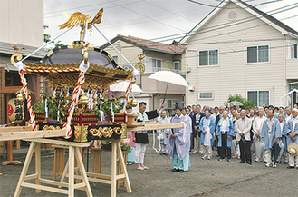 多くの参列者が大神輿の修復を祝った