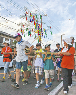 独特の掛け声とともに竹神輿が地域を練り歩く