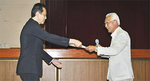 坂井会長（右）が募金目録を贈呈