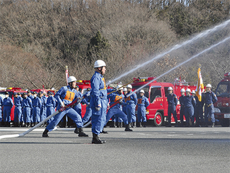 ポンプ車による消防操法を披露（中井町）