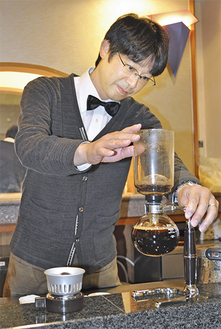 カウンターでコーヒーを入れる伊藤さん。辺りには芳醇な香りが漂う
