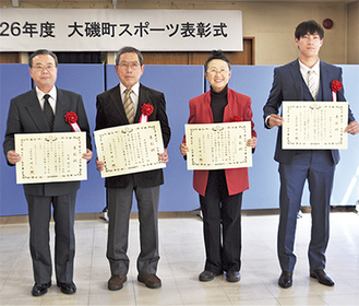 （写真左から）内海さん、大磯町体育協会とおおいそ骨太体操ボランティアの会の代表者、前田さん