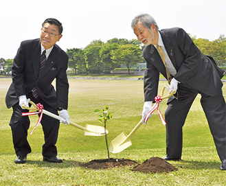 苗木を植樹する竹村支部長（左）と中崎町長