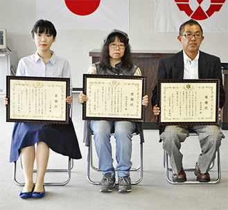 感謝状を受け取った（写真右側から）西友二宮店の堀内店長、吉平さん、山口さん