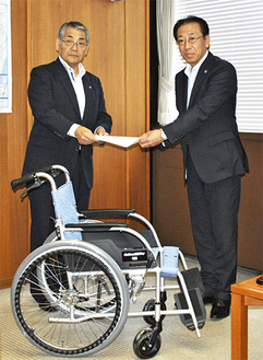 杉山町長（写真左）へ車椅子を届けた渡邉常務
