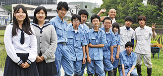 食品科学部の2人（左端）と作物機械部のメンバー