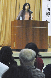 講演する江川紹子さん＝中井町農村環境改善センター