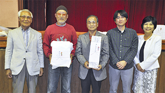 （写真左から）坂井会長、準優勝の杉浦さん、優勝した古谷さん、第３位の樺山さん、村田町長