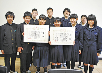 日本赤十字社から贈られた賞状を手にする二宮西中学校の生徒たち