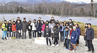 メガソーラー発電所を訪れた戸沢村と中井町の参加者