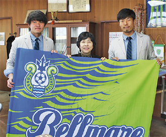 写真左側から梶川選手、村田町長、岡崎選手