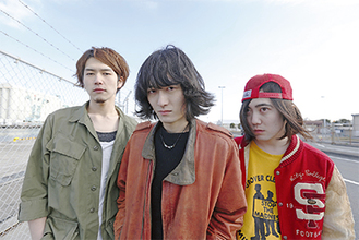 左から高梨貴志さん（ドラム）、高田風さん（ボーカル・ギター）、吉田隼人さん（ベース）（写真提供／Walkings）