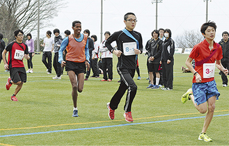１区を走る星槎グループの高校生とエリトリアの選手