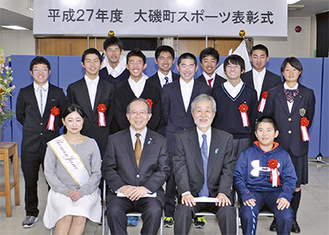 受賞選手と（前列左から）熊川さん、吉川議長、中崎町長