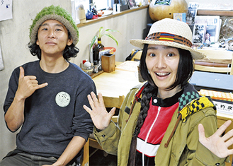 津山さん（写真左）とHIYORIさん