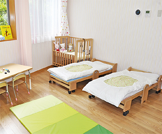 乳児と幼児用のベッドを備えた病後児保育室