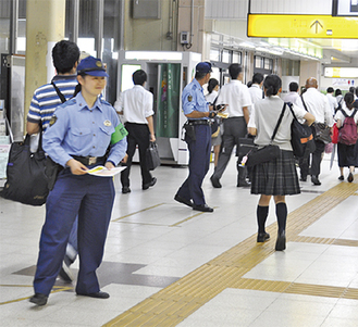 二宮駅の自由通路で防犯を呼びかける警察官
