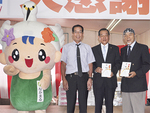 寄付金を贈呈した加藤会長（中央左）