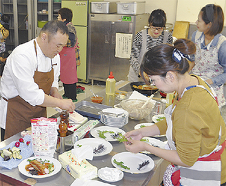 講師の沼田さん（左）と料理教室の参加者