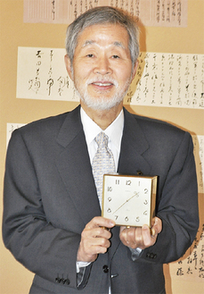 寄贈された時計を持つ中崎町長
