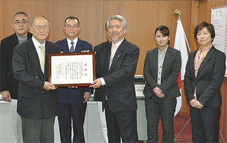 長島専務理事（左）から表彰状を受け取る安藤支部長
