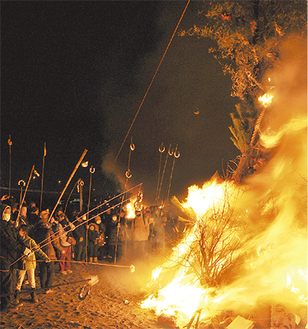 竹を伸ばして団子を焼く町民ら（昨年）