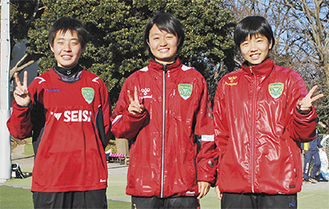 (左から)受賞に笑顔を見せる星槎国際高校湘南の加藤さん、宮澤さん、渋谷さん