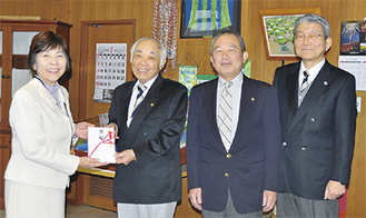 （左から）村田町長と浅田会長、片山幹事、古澤会計