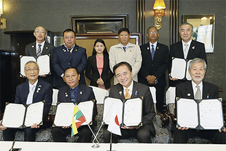 協定書を手にする各団体の代表出席者（神奈川県提供）