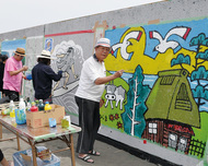 防波堤に壁画13点