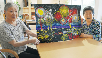 「諏訪湖の花火」を再現した奥津さん（左）と前田さん