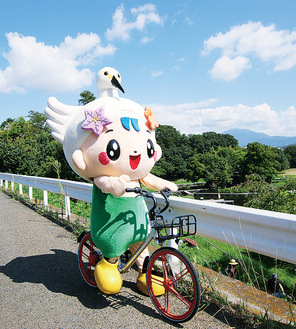 モバイクのシェア自転車に乗る中井町のキャラクター「なかまる」（同町提供）