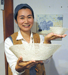石塚沙矢香さんと米の器