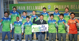 新体制会見に出席した12人の新加入選手と曺監督（前列中央）
