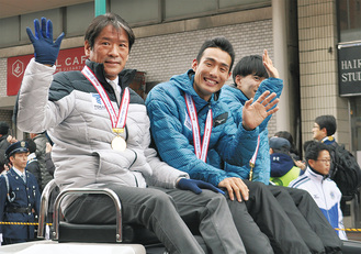 左から両角監督、館澤選手、西田壮志選手