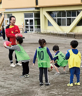ボール遊びを楽しむ参加児童