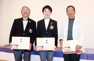 左から優勝者の簑島さん、千葉さん、松本さん