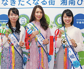 （左から）織り姫の座を射止めた瀬尾さん、平井さん、鈴木さん
