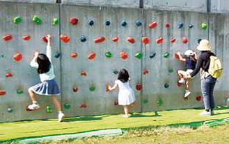 ボルダリングに挑戦する子ども