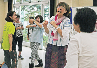 「笑いヨガ」を指導する菊入さん（右から２人目）